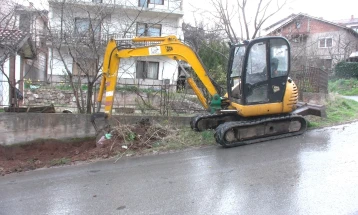 Се градат тротоари на повеќе локации во Штип