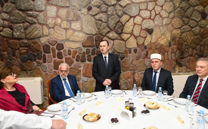 Kryetari i Kuvendit organizoi darkën e iftarit me rastin e Ramazanit