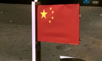 Кина лансираше сателит за коминикација меѓу Земјата и Месечината