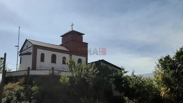 На црква на тетовско Кале поставено знаме на Албанија