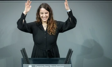 Германскиот парламент ја доби првата глува пратеничка