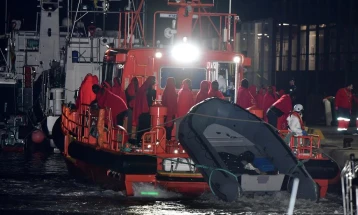 Најмалку тројца загинаа, а седум се водат за исчезнати во превртен чамец со мигранти крај шпанскиот брег