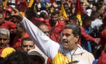 Мадуро ја поднесе својата претседателска кандидатура, неговата ривалка не успеа