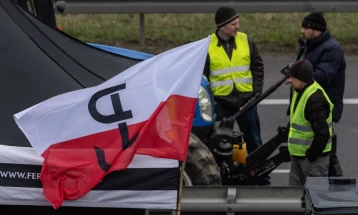 Полските земјоделци ја продолжија блокадата на три пункта на границата со Украина