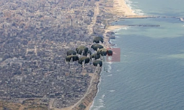 Британски авион по вторпат исфрли храна во Газа