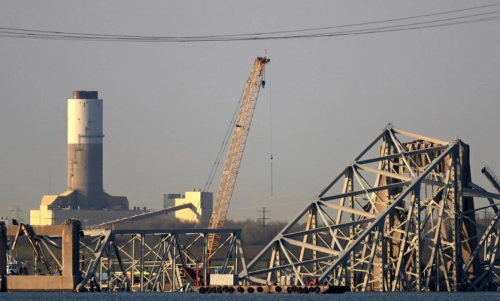 Во Балтимор монтиран најголемиот кран за отстранување на остатоците од урнатиот мост