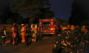 Индонезија: Голем пожар избувна во воен комплекс во Западна Јава
