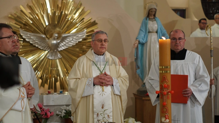 Katolikët festojnë Pashkët