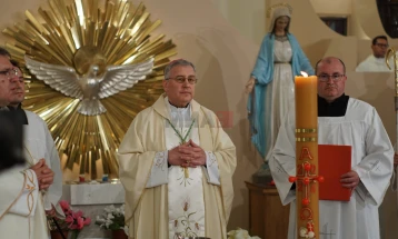 Katolikët festojnë Pashkët