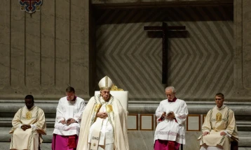 Pope calls for joy and hope at Easter Vigil celebration