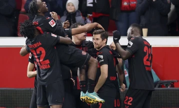 Leverkusen win late, Bayern home record against Dortmund shattered