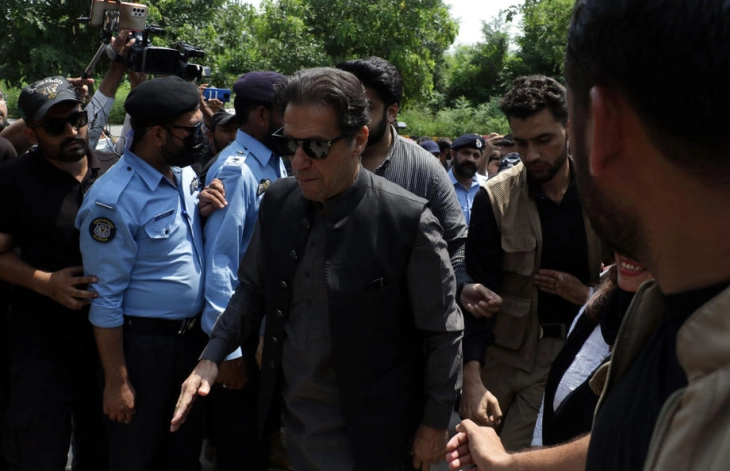 Врховниот суд на Пакистан ја суспендираше затворската казна на Имран Кан и неговата сопруга