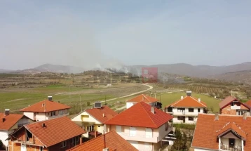 Се гасне пожар недалеку од населбата Милково Брдо во Делчево