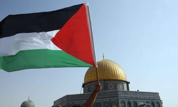 Газа исчезнува под товарот на тројниот ќорсокак