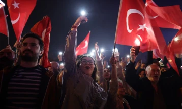 Еден загинат и четворица повредени на постизборните протести во Турција