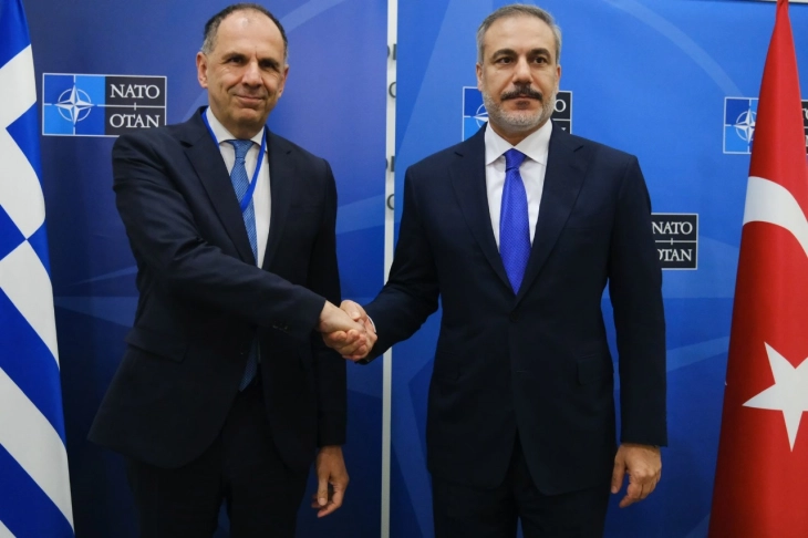 Шефовите на грчката и турската дипломатија се сретнаа во Брисел во пресрет на посетата на Мицотакис на Турција