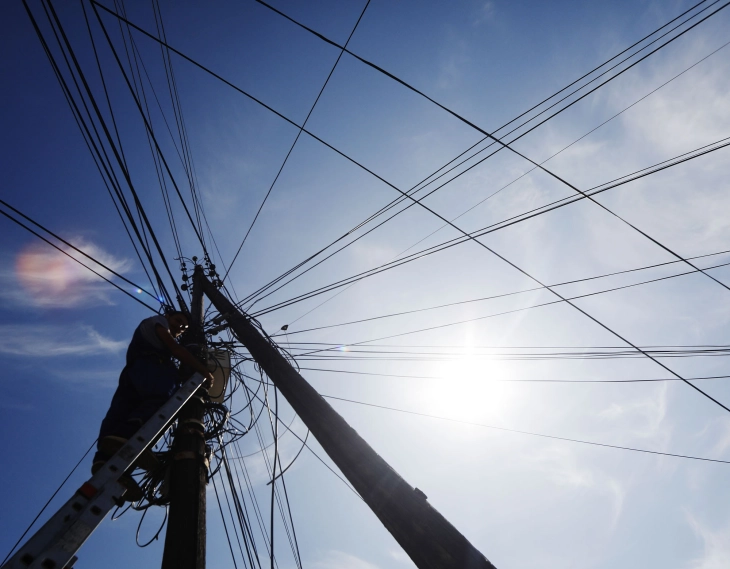 Qindra mijëra persona në SHBA mbetën pa energji elektrike për shkak të motit të keq