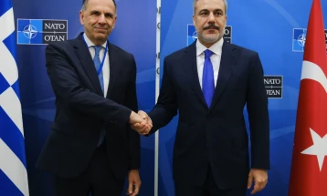 Shefat e diplomacisë greke dhe turke u takuan në Bruksel në prag të vizitës së Micotakisit në Turqi