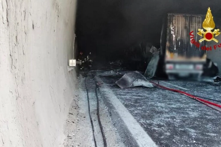Возач на македонски туристички автобус загинал во сообраќајка во Италија, 12 патници повредени (ДПЛ)