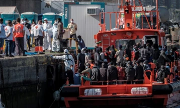 Нов бран мигранти на Лампедуза - вчера пристигнале 670, а само ноќеска уште 333 лица