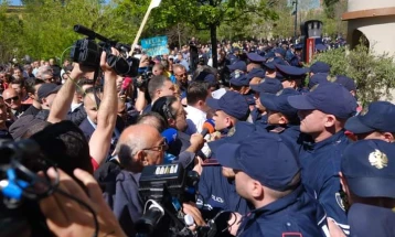 Протест пред општина Тирана, се бара оставка на градоначалникот Велиај