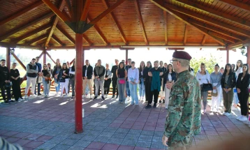 Студентите од Институтот за безбедност, одбрана и мир во посета на касарна Илинден