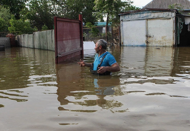 Русија евакуираше повеќе од 700 луѓе од нивните поплавени домови во Орск