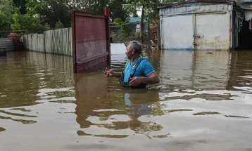 Русија евакуираше повеќе од 700 луѓе од нивните поплавени домови во Орск