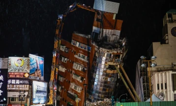 Поради последователни потреси прекинато уривањето на искривената зграда во Тајван