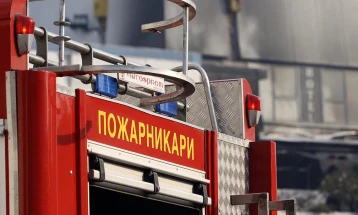 Në zjarrin nën Kalanë e Shkupit përfshihen pesë automjete, intervenimi i zjarrfikësve drejt fundit