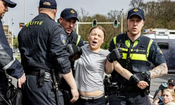 Aktivistja Greta Tunberg arrestohet në protestat në Hagë