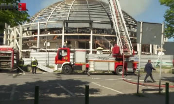 Локализиран пожарот во Универзална сала и нема опасност од негово ширење