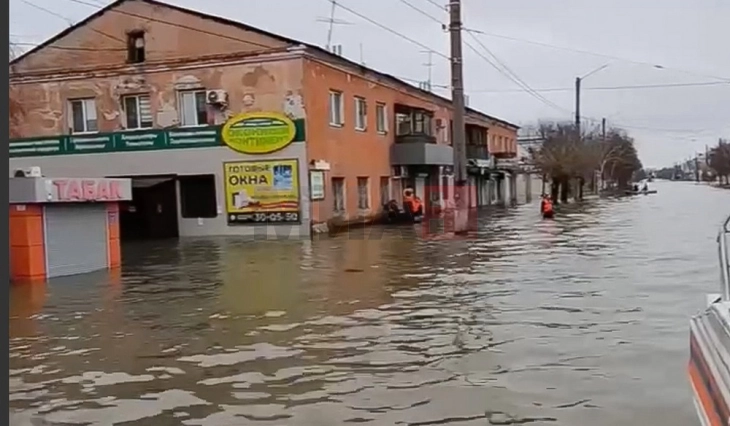Се зголемува нивото на водата во поплавените делови на Русија, вонредна состојба во три области