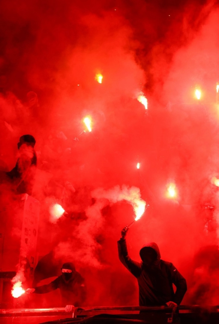 Навивачи на ПСЖ им го нарушија ноќниот одмор на фудбалерите на Барселона