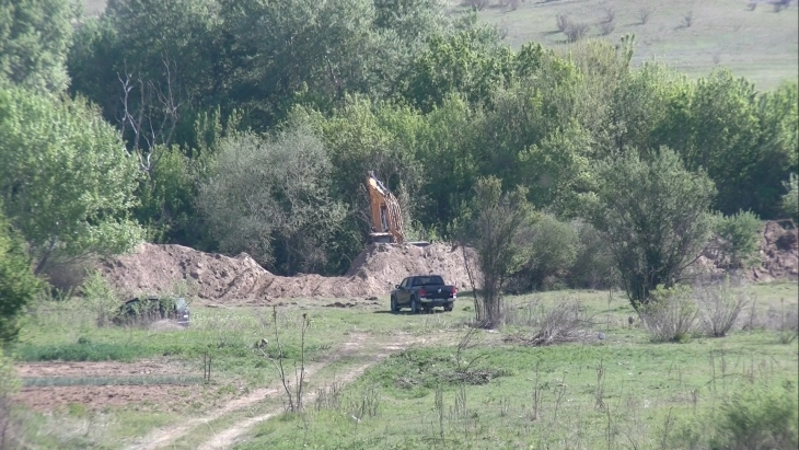 Жители на штипското село Софилари бараат да се стопира црпењето на песок од коритото на Брегалница