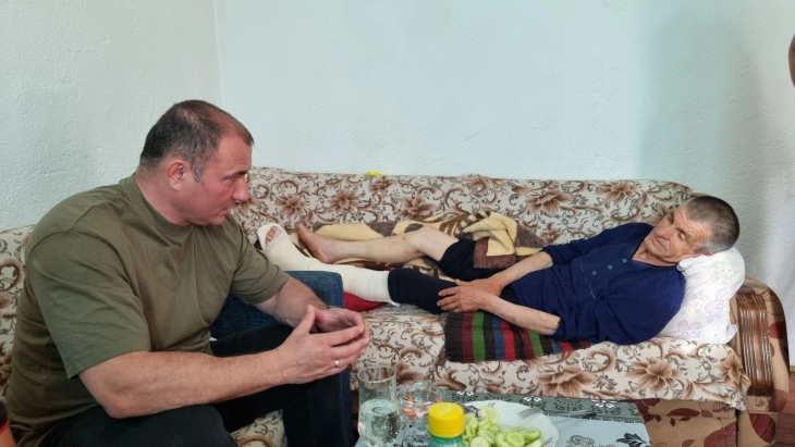 Директорот на ЦУК Ангелов го посети Цане Србиновски, жртва на напад од мечка на планината Мукос