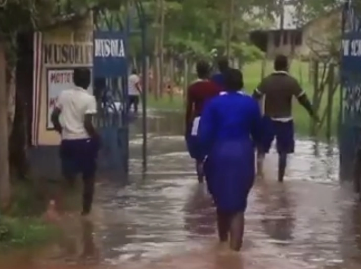 Најмалку 13 луѓе загинаа, а 15.000 се раселени поради поплавите во Кенија