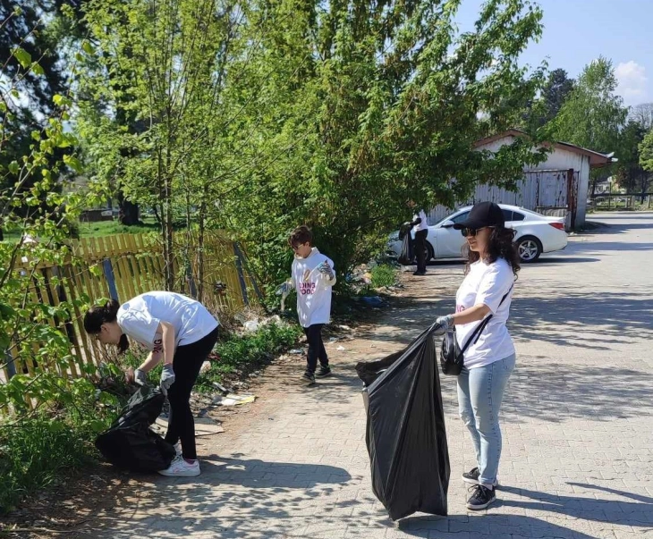 Еко активисти го чистеа дворот на гостиварската болница
