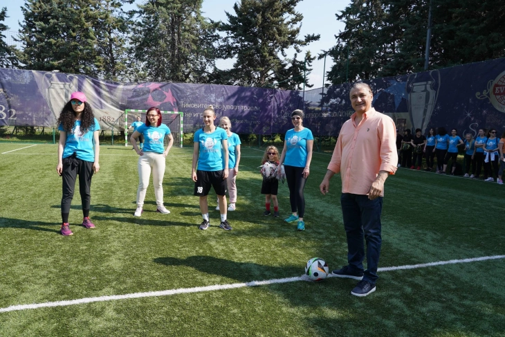 Со првиот удар од Дарко Панчев промовиран шутбал - новиот спорт во Македонија