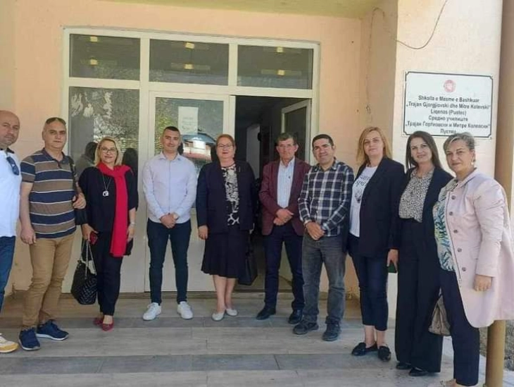 Јаневска на тркалезна маса во Корча ја изразила загриженоста од иселувањето на Македонците од Пустец и се помалиот број ученици