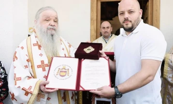 Одличие „Архиепископ Доситеј” за градоначалникот Костовски