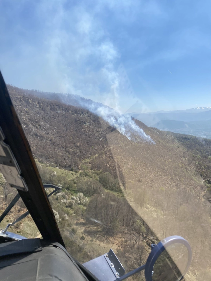 Со исфрлени 20 тони вода од полицискиот хеликоптер, локализиран пожарот во атарот на Селце