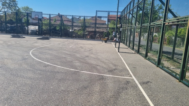 Во карбинското село Таринци се реконструира повеќенаменско спортско игралиште