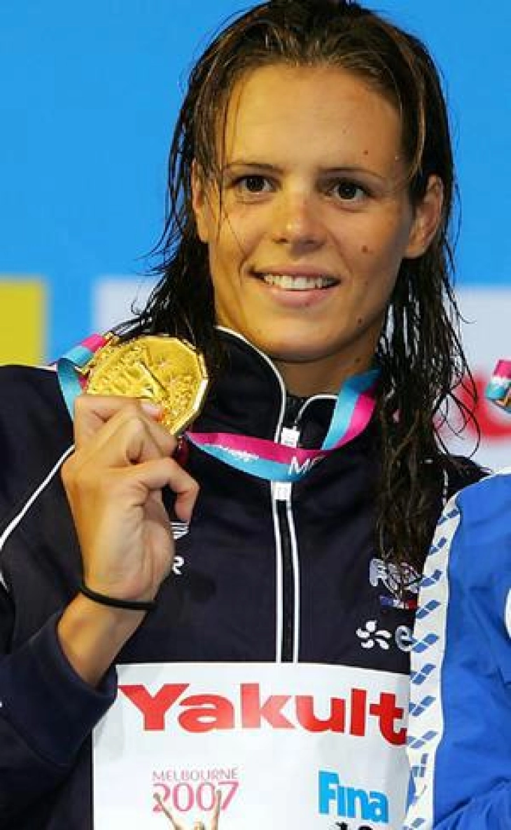 Пливачката Маноду прва француска спортистка со олимпискиот факел
