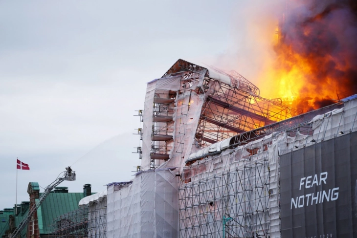Пожар избувна во зградата на Берзата во Копенхаген, нејзиниот врв се урна