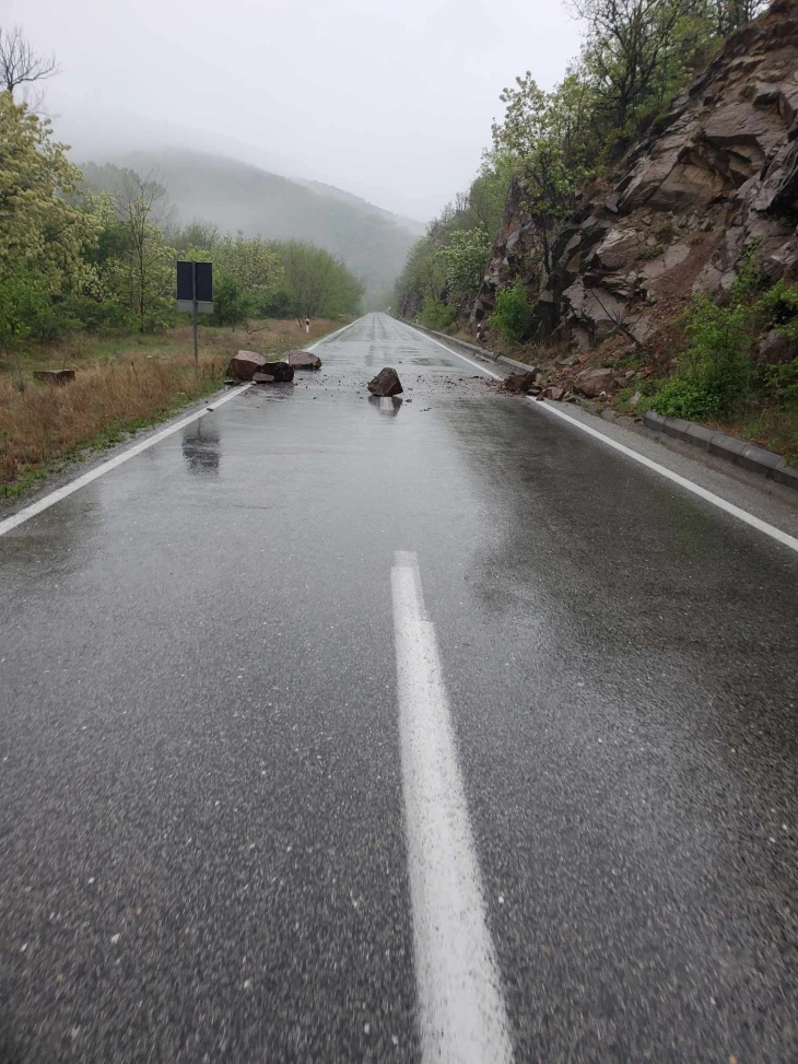 Rrëshqitje të dheut në rrugën Dellçevë - Makedonska Kamenicë