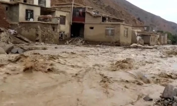 Во поплавите во Пакистан и во Авганистан загинаа приближно 140 луѓе