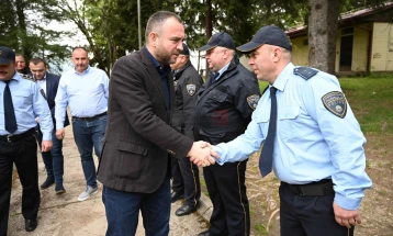 Ministri Toshkovski për vizitë të DPB Kërçovë dhe departamenteve të policisë në Zajaz dhe Osllomej