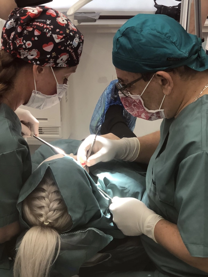 Успешна е денталната операција - транспозиција на нерв, извадена од врвен хируршки тим во приватна ординација во Скопје