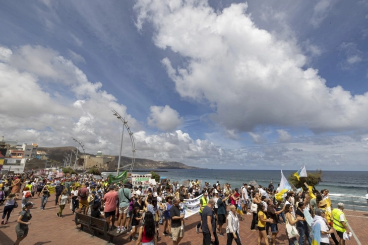 Жителите на Канарските острови демонстрираа против масовниот туризам